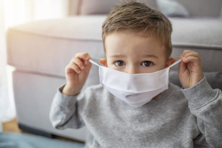 enfant masque coronavirus maladie covid-19 protection contamination propagation garçon