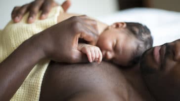 bébé nouveau-né nourrisson dormir peau à peau papa père parent congé paternité