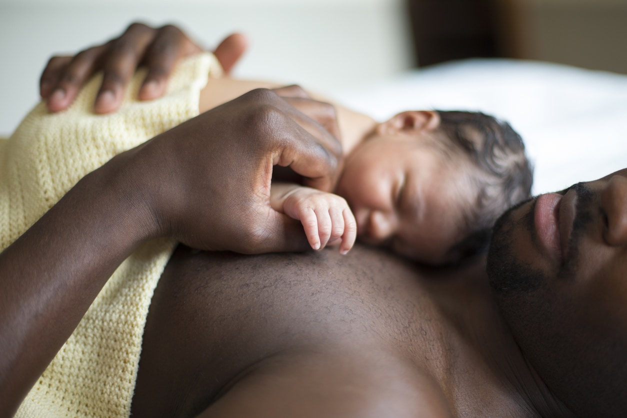 bébé nouveau-né nourrisson dormir peau à peau papa père parent congé paternité