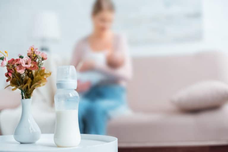 biberon allaitement mère nourrir bébé tire-lait lait maternel lait artificiel sein