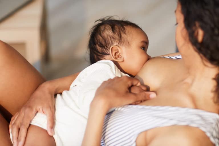 allaitement sein bébé nourrir biberon peau à peau mère parent