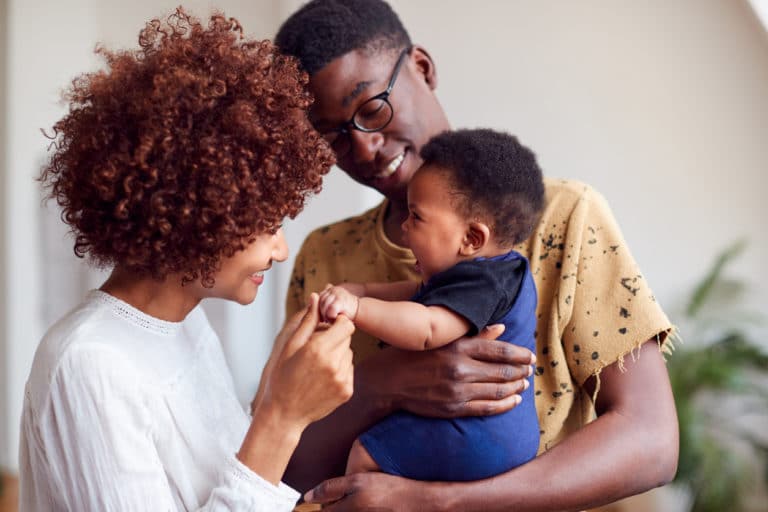 bébé famille parents nourrisson père mère maman papa