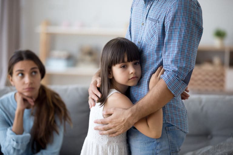 parents enfant triste consoler préférence dispute punition séparation couple famille câlin