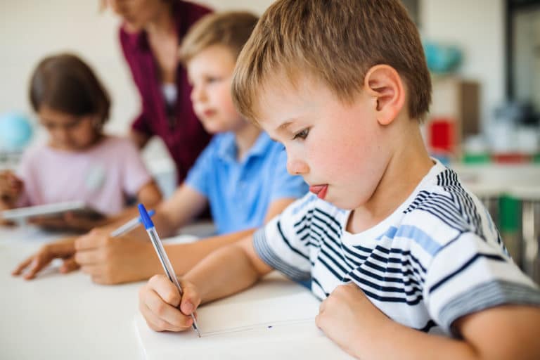 école enfant garçon écrire apprendre élèves rentrée scolaire