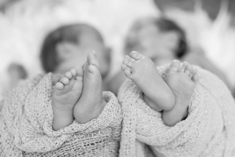bébés jumeaux jumelles gémellité nourrissons nouveaux-nés