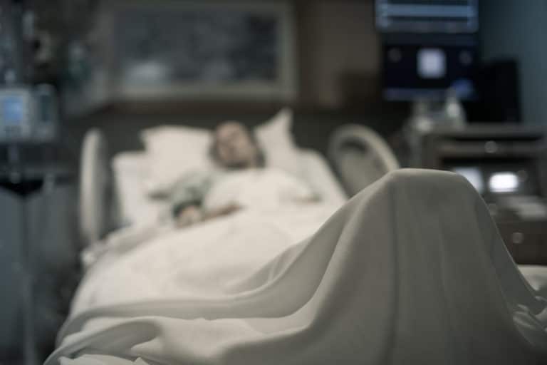 accouchement femme malade souffrance maladie naissance alitée hôpital