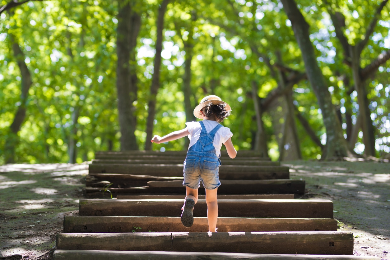 enfant activités extérieurs été randonnée sortie jeux extérieur parc promenade ballade
