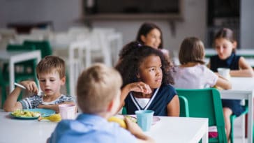 cantine enfant école manger self menu végétarien manger