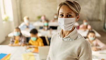 école masque professeur maîtresse élèves coronavirus maladie épidémie pandémie