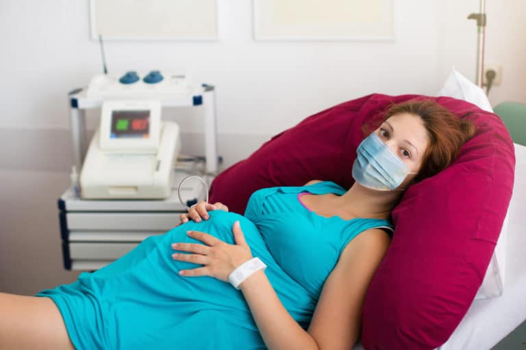accouchement masque covid coronavirus crise sanitaire hôpital grossesse enceinte