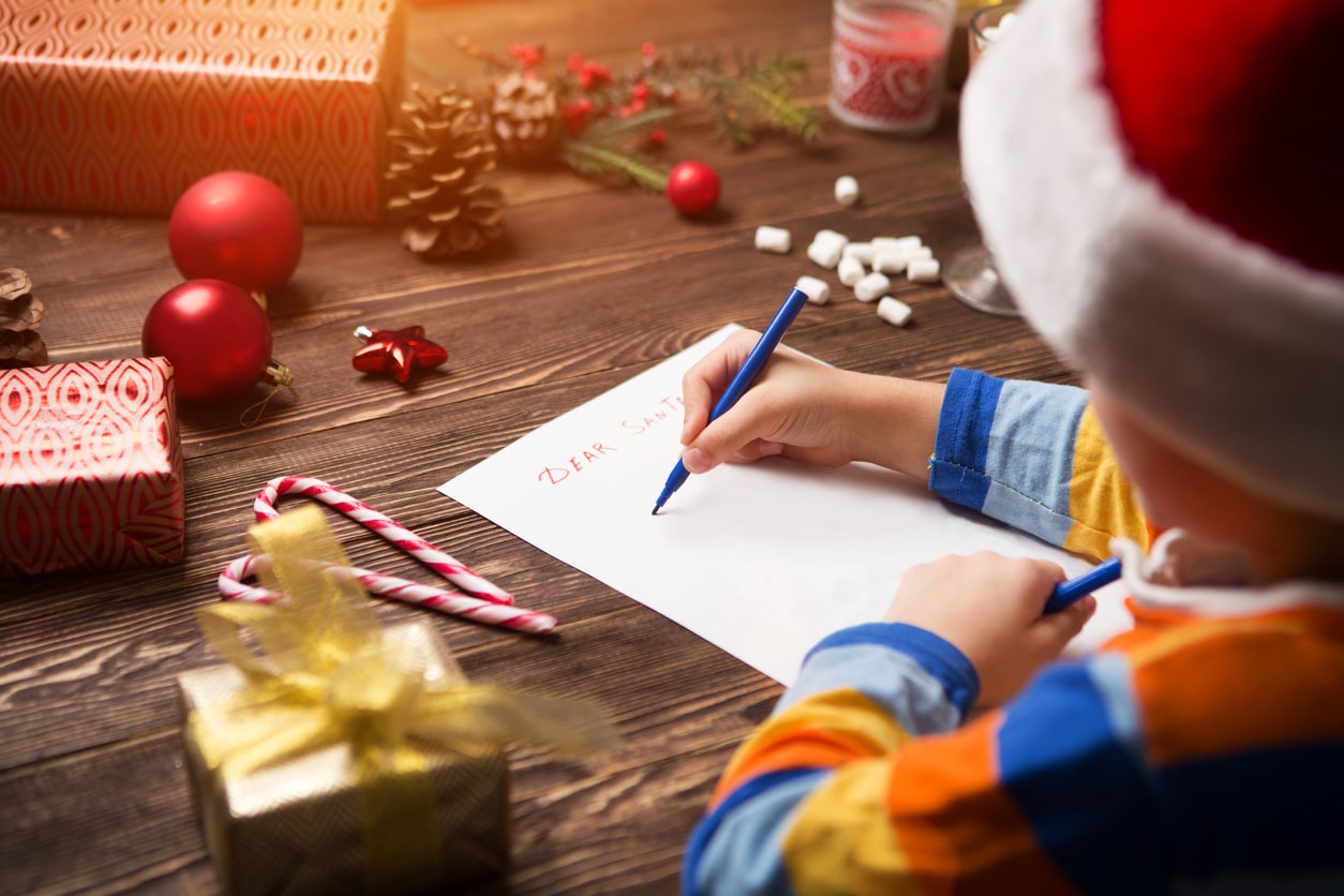 père noël écrire lettre secrétariat fête de fin d'année cadeaux enfant écrire