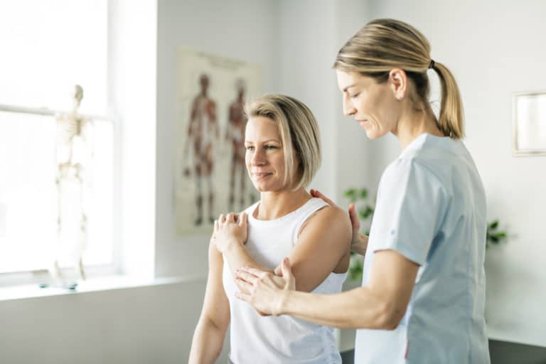 médecines alternatives médecine douce ostéopathe soins massage tensions docteur femme mal maux
