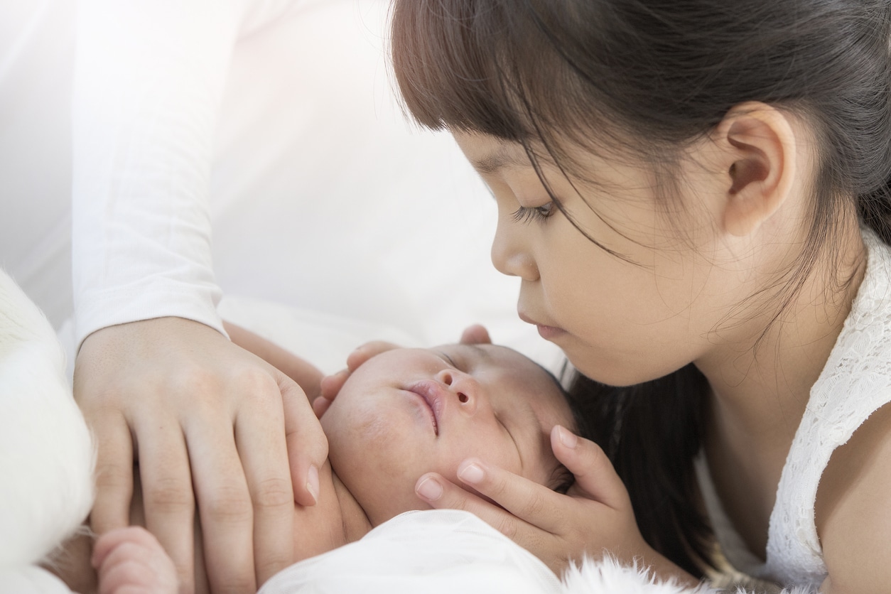 soeur fratrie bébé fille nourrisson aîné cadet