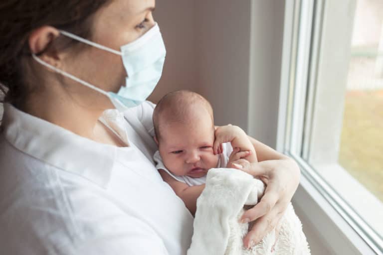masque coronavirus covid-19 bébé pandémie épidémie maladie naissance hôpital accouchement