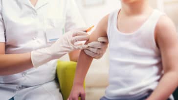 vaccin vaccination maladie rougeole médecin enfant covid-19 coronavirus