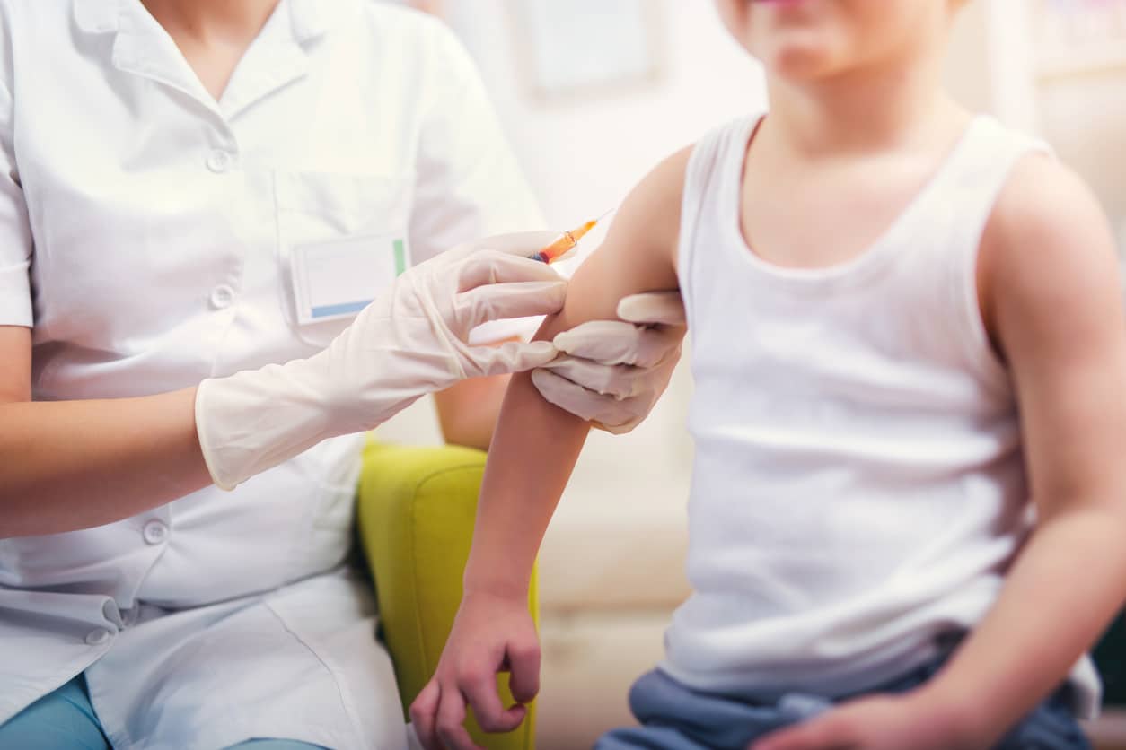 vaccin vaccination maladie rougeole médecin enfant covid-19 coronavirus