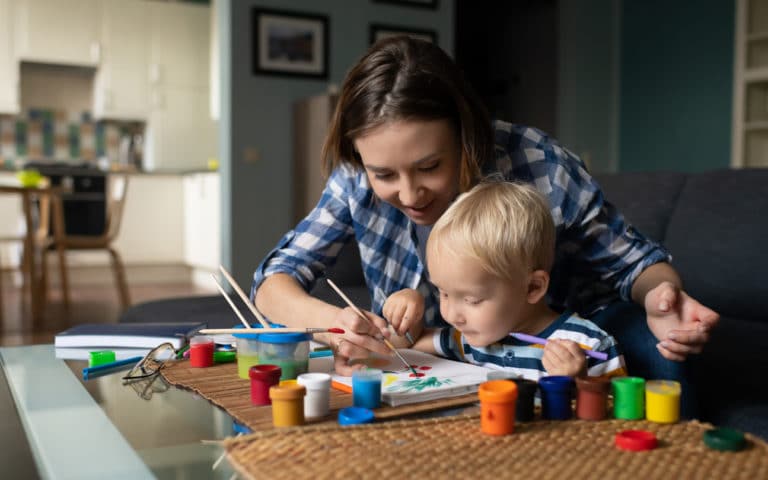 nounou enfant apprendre jouer nourrice garde assistante maternelle