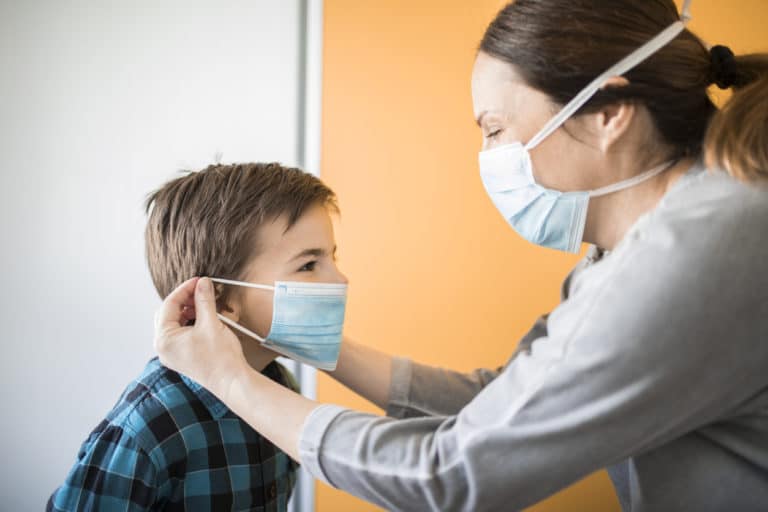 parent enfant mère fils garçon épidémie pandémie masque coronavirus covid-19