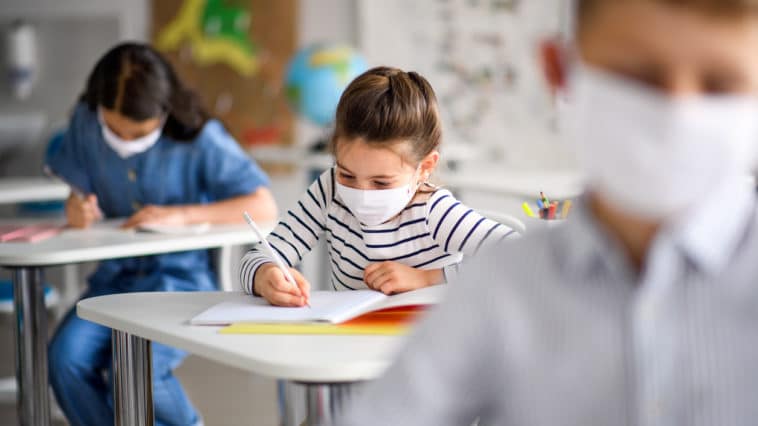 covid-19 école coronavirus élève masque pandémie épidémie apprendre cours classe travail devoir