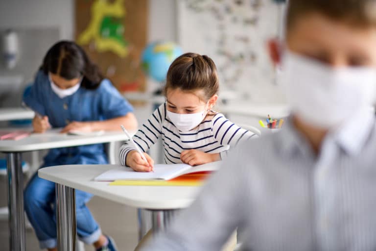covid-19 école coronavirus élève masque pandémie épidémie apprendre cours classe travail devoir
