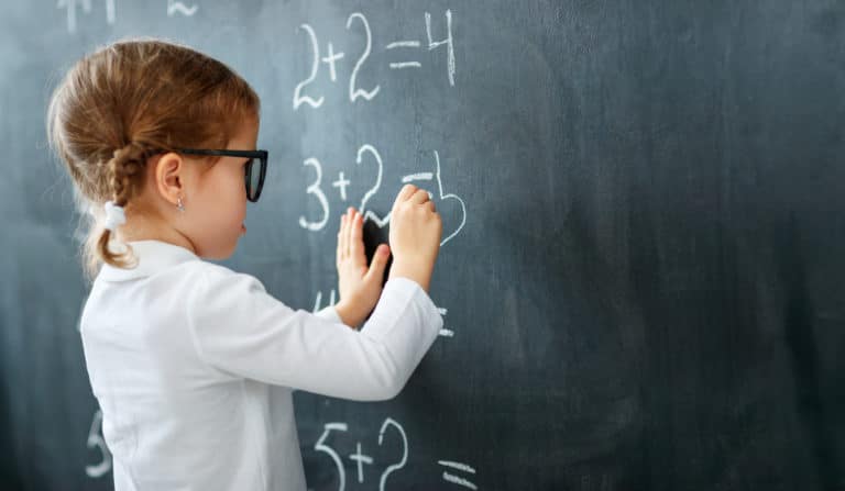mathématiques maths élève école étude apprendre tableau écrire calculs addition