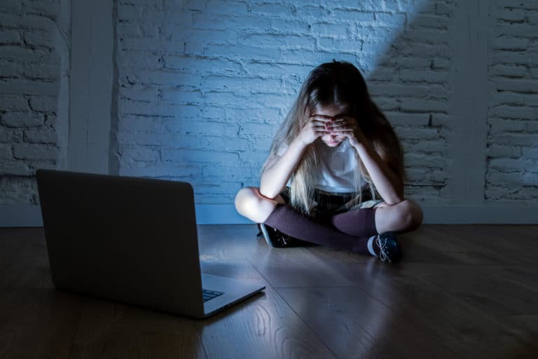 pédocriminalité ordinateur peur danger internet réseaux sociaux enfant