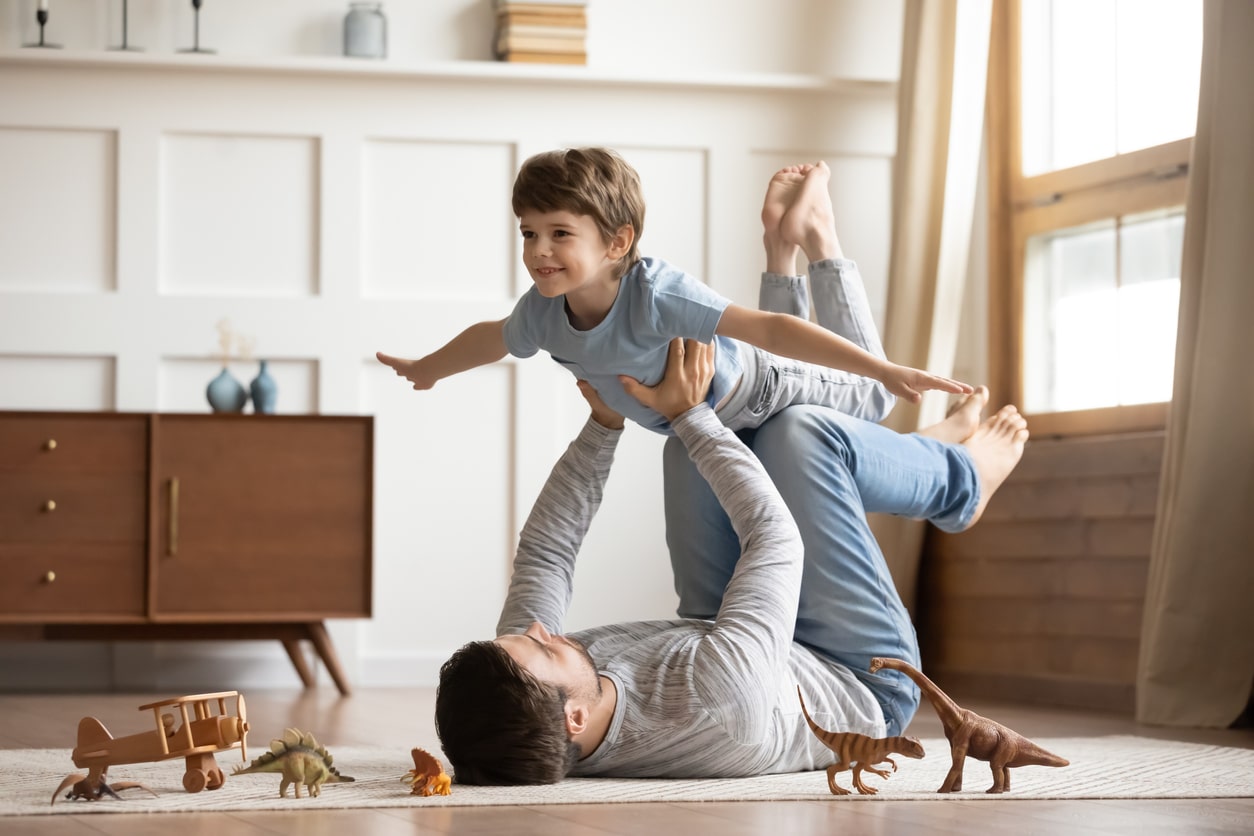 parents hélicoptères enfant jouer jeux intérieur loisir famille maison