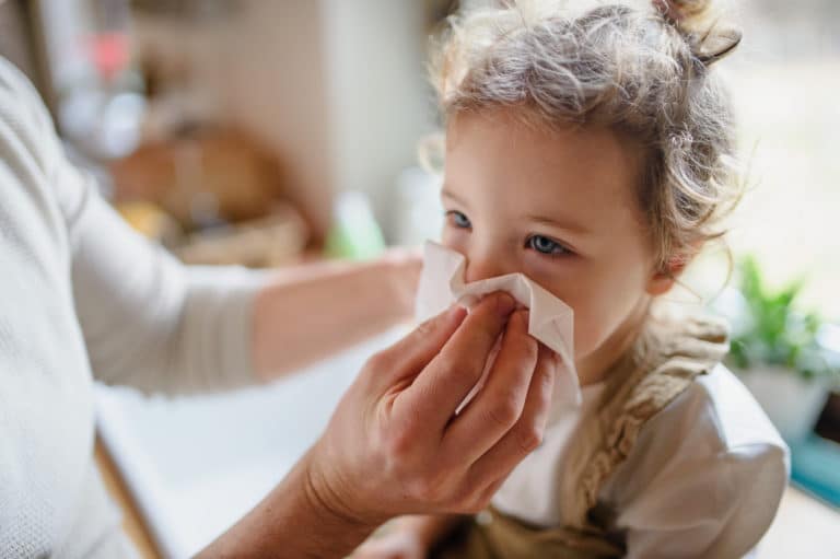 enfant rhume mouchoir maladie remèdes naturels homéopathie médicament