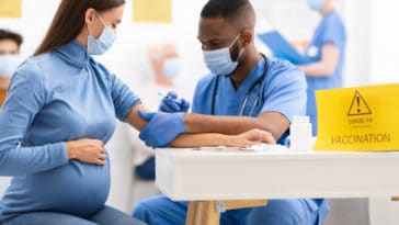 vaccin covid-19 coronavirus épidémie pandémie grossesse enceinte femme docteur hôpital piqûre