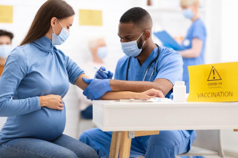 vaccin covid-19 coronavirus épidémie pandémie grossesse enceinte femme docteur hôpital piqûre
