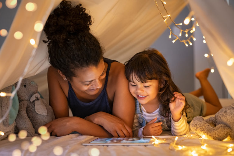enfants écrans soirée dessin animé parent loisirs divertissements tablette