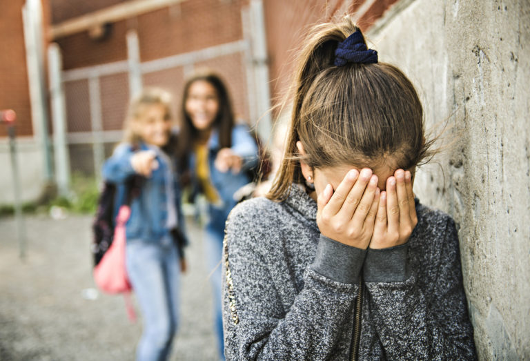 harcèlement scolaire école moqueries enfants camarades tristesse