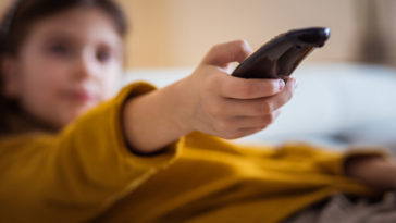 fille télécommande pile télévision écrans