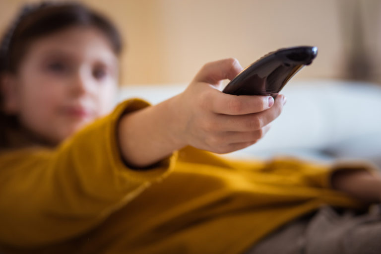 fille télécommande pile télévision écrans