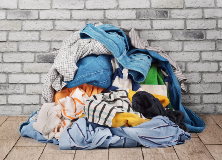 plier linge vêtements corvée tâche ménagère