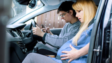 accouchement voiture contractions couple naissance