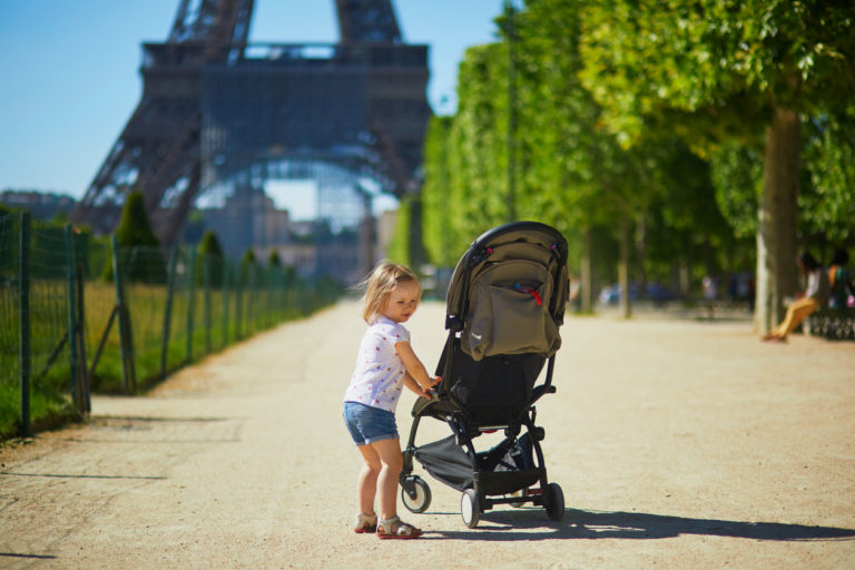 vols poussettes paris enfant tour eiffel tourisme vacances loisirs