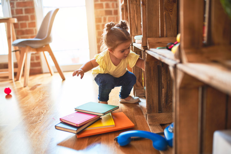 écoles Montessori enfant jouer apprendre maternelle lire livres