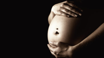 grossesse enceinte piercing nombril ventre