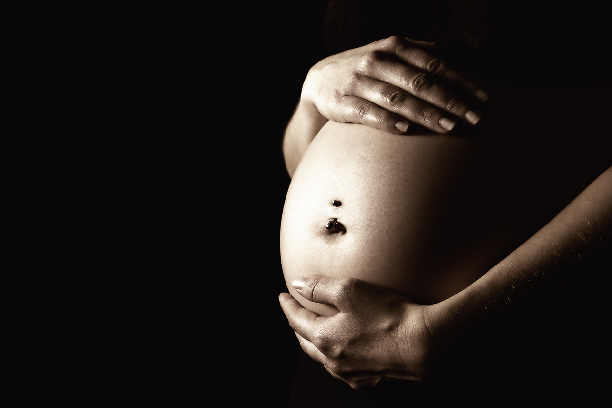 grossesse enceinte piercing nombril ventre