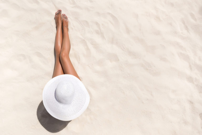 plage femme harcèlement été vacances bronzer