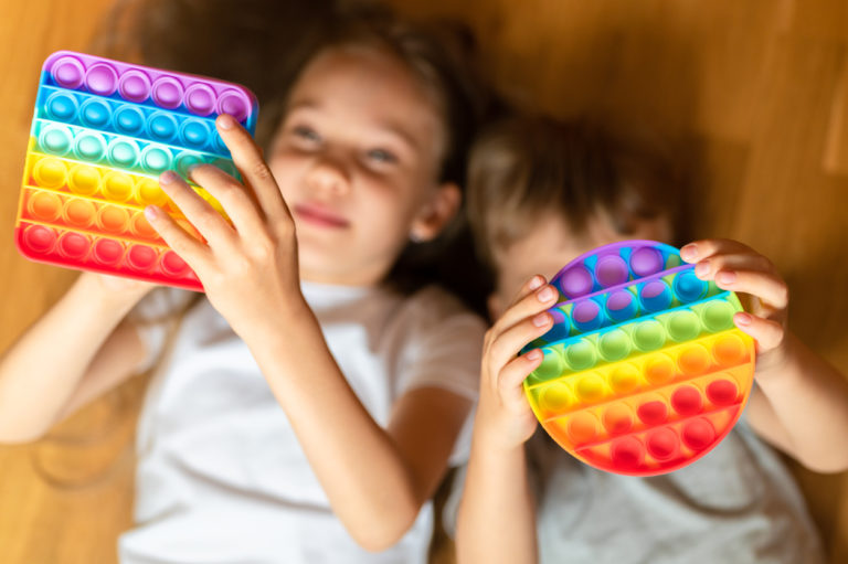 pop-it enfants jouer frère soeur fratrie