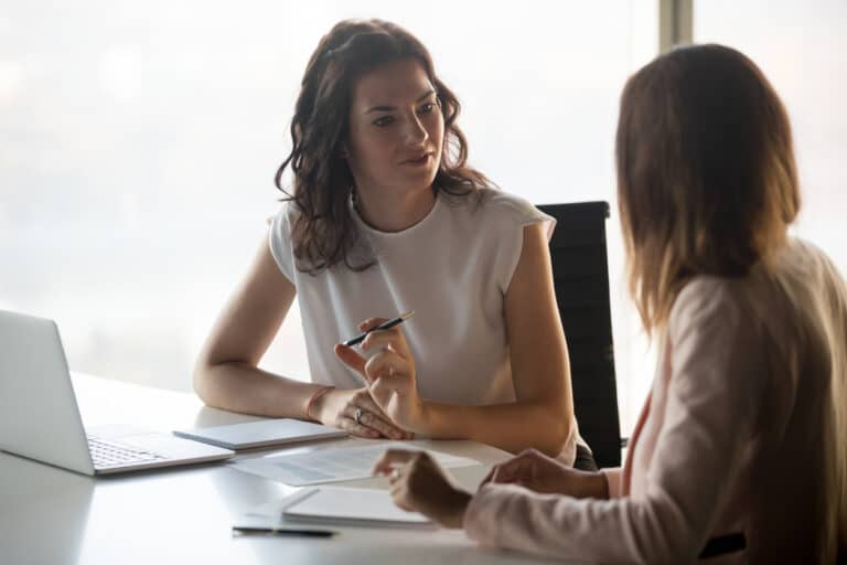 deux femmes qui travaillent au bureau