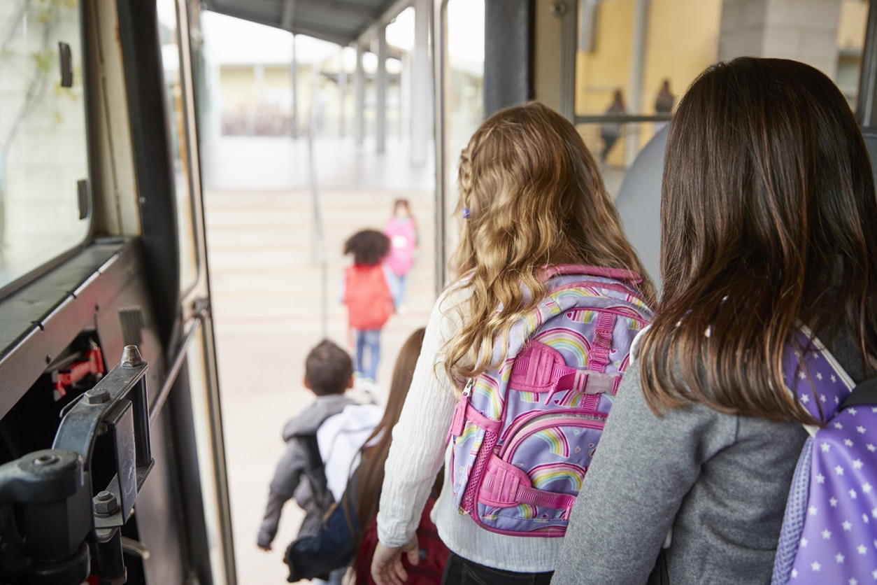 enfants qui sortent du bus de voyage scolaire