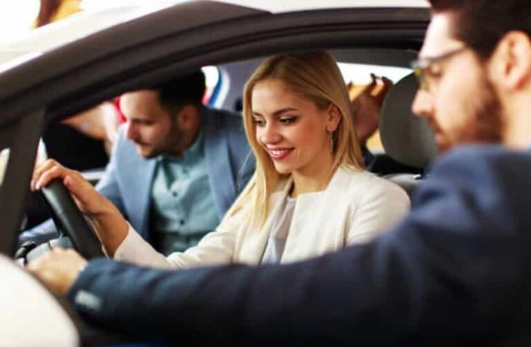 couple voiture choix concessionnaire garage