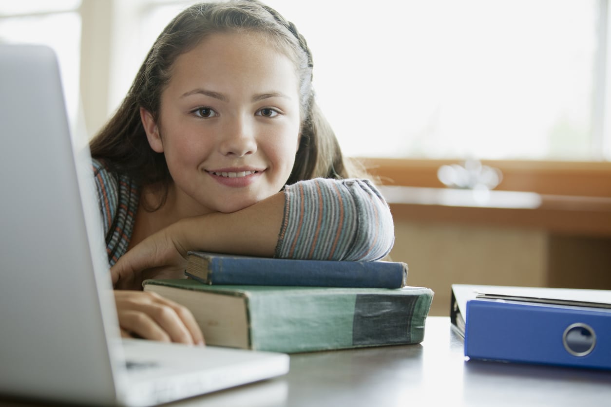 enfant collégienne en train de travailler faire ses devoirs réviser pour le brevet