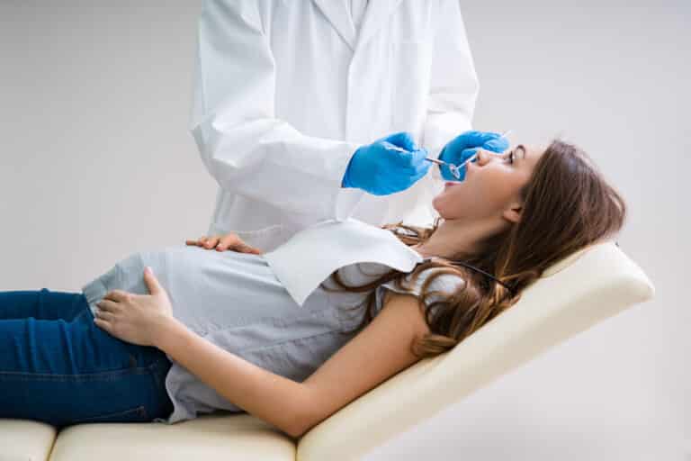 femme enceinte chez le dentiste