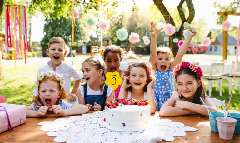 fête d'anniversaire jeunes enfants enfant de 5 ans gâteau