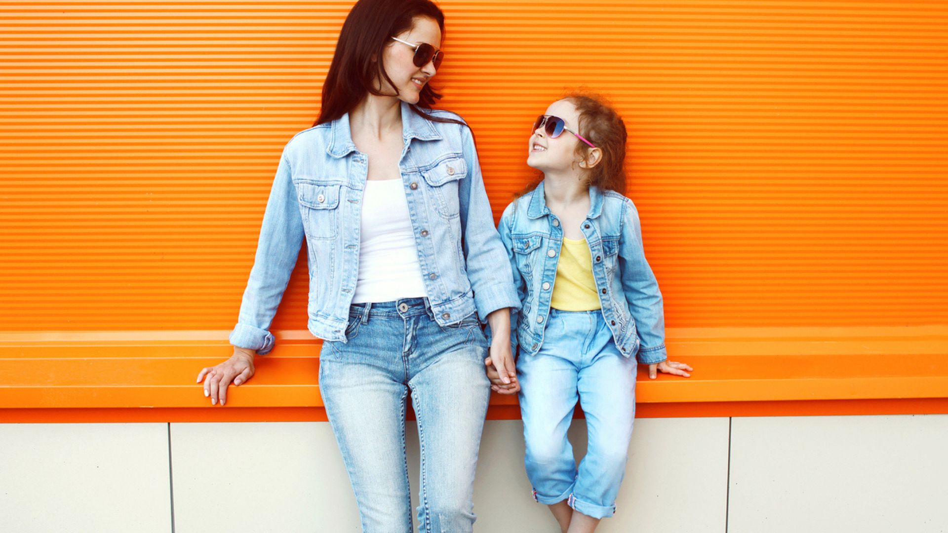 mère et fille tenue en jeans vêtements de ville mode tendance