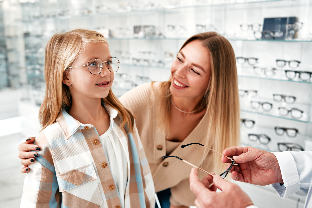 enfant chez l'opticien choix des premières lunettes